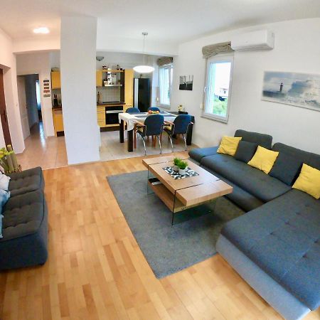 Sunny Apartment By The Beach Каштель-Штафилич Экстерьер фото