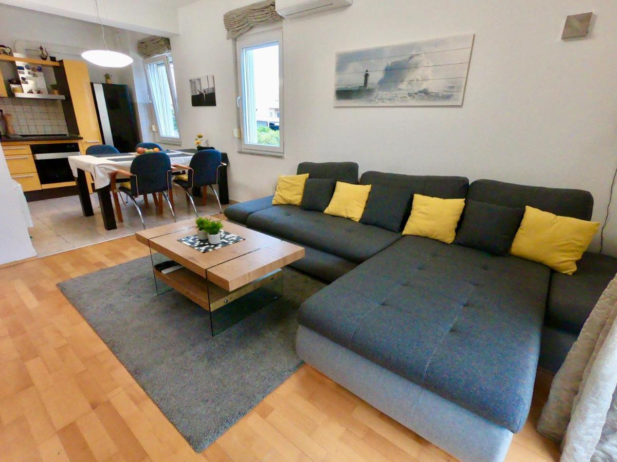 Sunny Apartment By The Beach Каштель-Штафилич Экстерьер фото