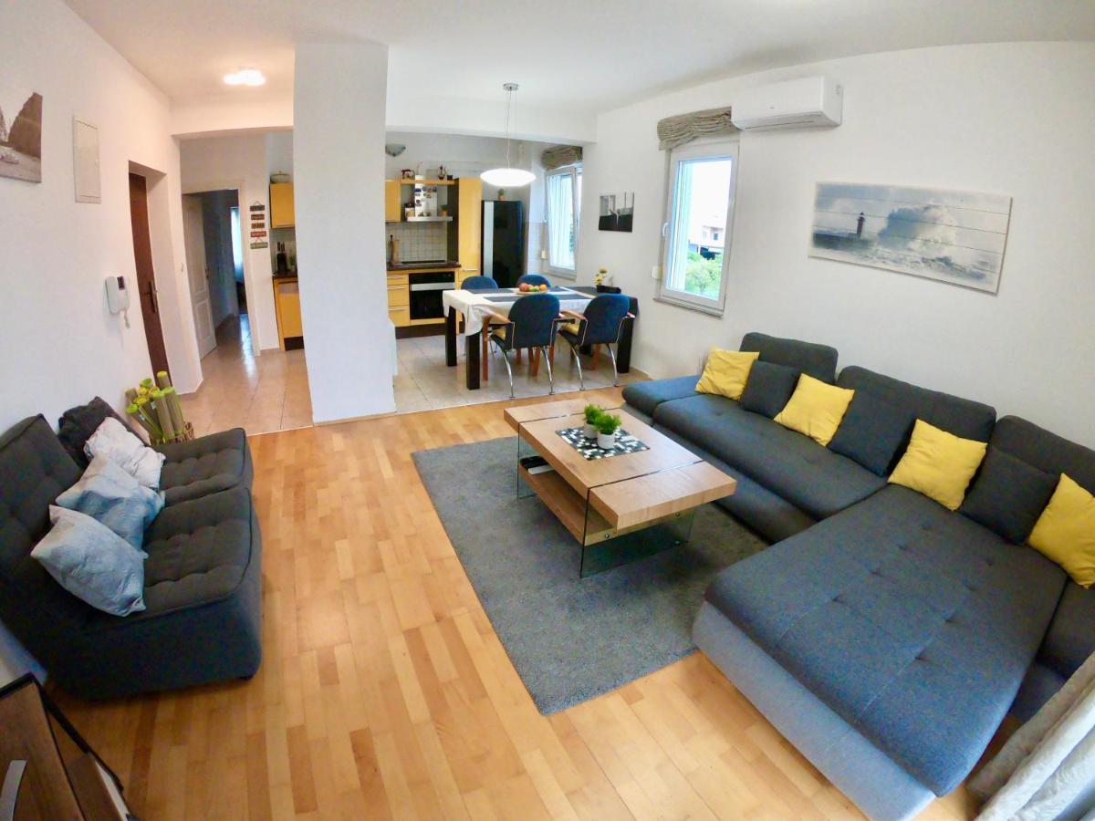 Sunny Apartment By The Beach Каштель-Штафилич Экстерьер фото