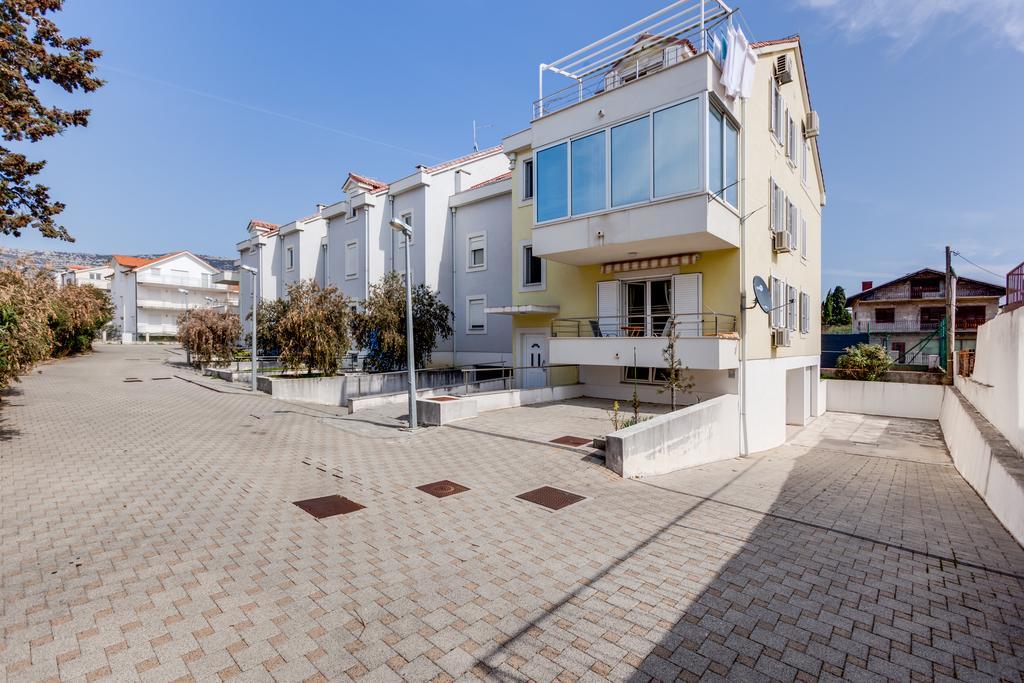 Sunny Apartment By The Beach Каштель-Штафилич Экстерьер фото